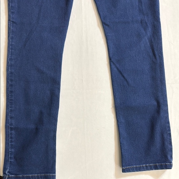 Lee Blue Relaxed Fit Jeans with Subtle Fading - Picture 4 of 9